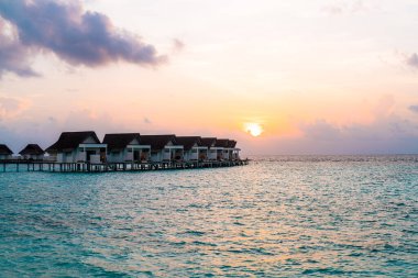 Plaj ve deniz-Vintage efekt filtresi ile güzel tropikal Maldivler tatil oteli ve ada
