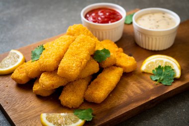 Kızarmış balık çubuğu ya da soslu patates kızartması.