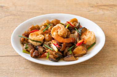 Karidesli haşlanmış deniz hıyarı Asya usulü.