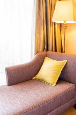 otel odasındaki kanepede rahat yastık süslemesi