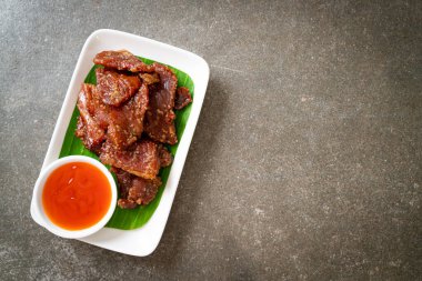 Tabakta sosla kurutulmuş domuz eti.