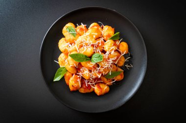Peynirli domates soslu gnocchi - İtalyan yemeği tarzı.