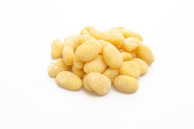 Geleneksel İtalyan gnocchi makarnası beyaz arka planda izole edilmemiş.