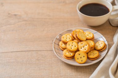 Hindistan cevizli bisküvi ve ananas reçeli.