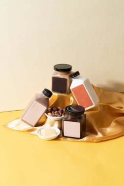 Badem ezmesi ve badem ezmesi. Badem sütü ve badem çikolatalı süt şişesiyle yayılmış kavanoz.