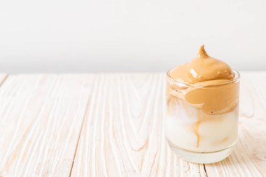 Dalgona kahvesi. Krem şantili buzlu içecek, kahve köpüğü ve süt. Covid-19 şehir karantinası sırasındaki son moda içki, ev konseptinde kalın..