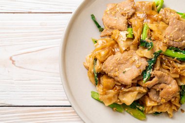 Kızarmış pirinç eriştesi, soya sosu, domuz eti ve lahana. Asya usulü.