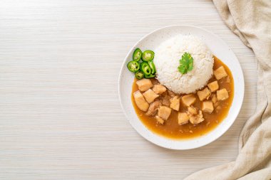 Kahverengi soslu tavuk mu yoksa pirinç soslu sos mu? Asya tarzı.