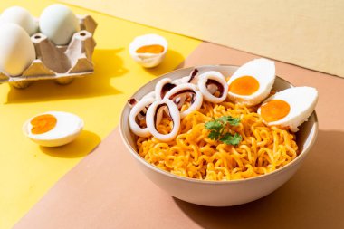 Mürekkep balığı ya da ahtapot kaseli tuzlu erişte.