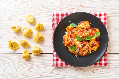 Domates soslu İtalyan tortellini makarnası - İtalyan yemeği tarzı.