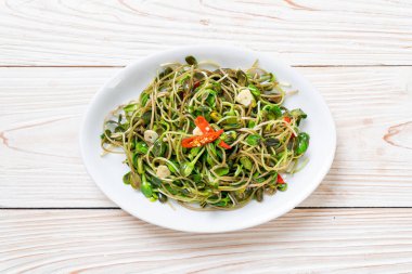 Kızarmış ay çiçeği filizi ve istiridye sosu. Sağlıklı yemek tarzı.