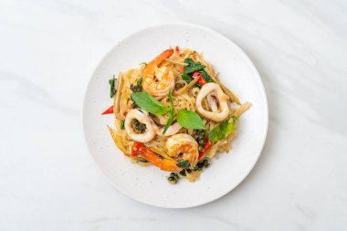 Baharatlı erişteyi deniz yemeğiyle karıştır (Pad Cha Talay) - Tayland yemeği tarzı