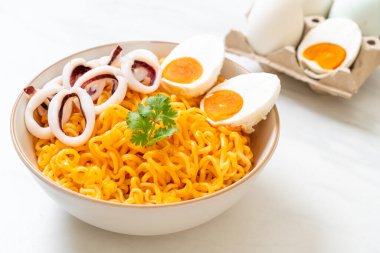 Mürekkep balığı ya da ahtapot kaseli tuzlu erişte.