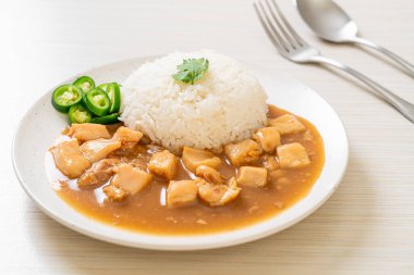 Kahverengi soslu tavuk mu yoksa pirinç soslu sos mu? Asya tarzı.