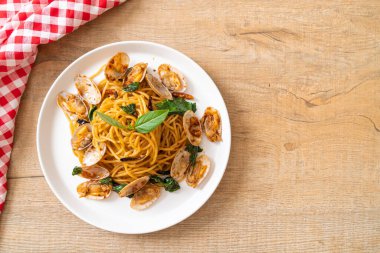 Midyeli, sarımsaklı ve biberli kızarmış spagetti.