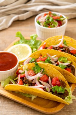 Meksika usulü et ve sebzeli taco.