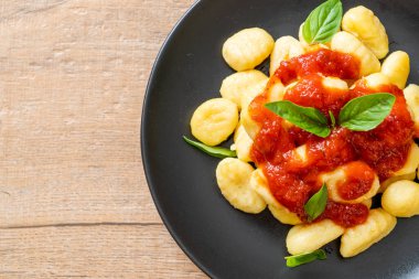 Peynirli domates soslu gnocchi - İtalyan yemeği tarzı.