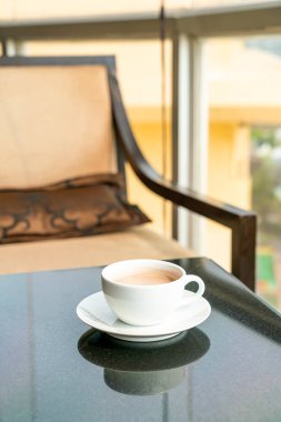 Kafe restoranındaki masada sıcak çikolata ya da kakao fincanı