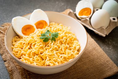 Hazır erişte kasesi ve tuzlu yumurta.