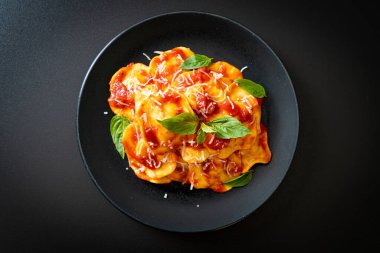 Domates soslu ve fesleğenli İtalyan usulü Ravioli.