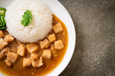 Kahverengi soslu tavuk mu yoksa pirinç soslu sos mu? Asya tarzı.