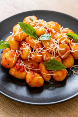 Peynirli domates soslu gnocchi - İtalyan yemeği tarzı.