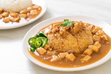 Kahverengi soslu tavuk mu yoksa pirinç soslu sos mu? Asya tarzı.