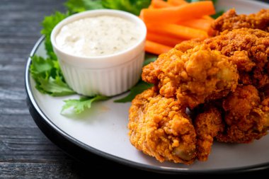 Sebzeli kızarmış tavuk kanadı.