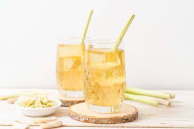 Ahşap arka planda buzlu limon suyu