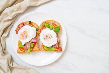 Kahvaltıda sebzeli, pastırmalı, yumurtalı ya da yumurtalı tam buğday ekmeği.