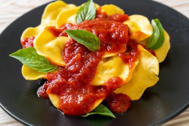 Domates soslu ve fesleğenli İtalyan usulü Ravioli.