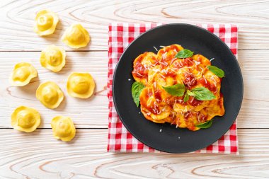 Domates soslu ve fesleğenli İtalyan usulü Ravioli.