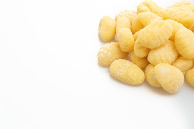 Geleneksel İtalyan gnocchi makarnası beyaz arka planda izole edilmemiş.