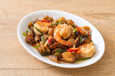 Karidesli haşlanmış deniz hıyarı Asya usulü.