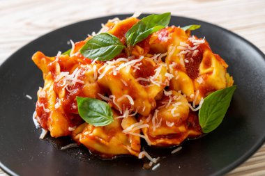 Domates soslu İtalyan tortellini makarnası - İtalyan yemeği tarzı.