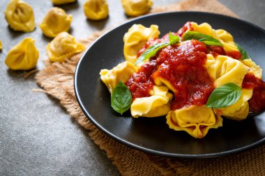 Domates soslu İtalyan tortellini makarnası - İtalyan yemeği tarzı.