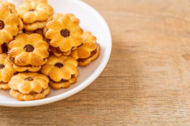 Hindistan cevizli bisküvi ve ananas reçeli.