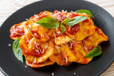 Domates soslu ve fesleğenli İtalyan usulü Ravioli.