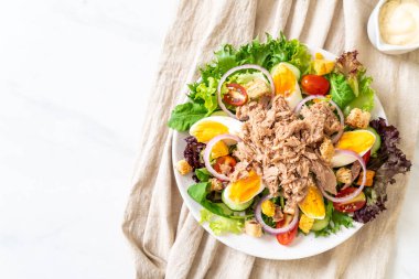 Sebze salatalı ve yumurtalı ton balığı, sağlıklı yemek tarzı.