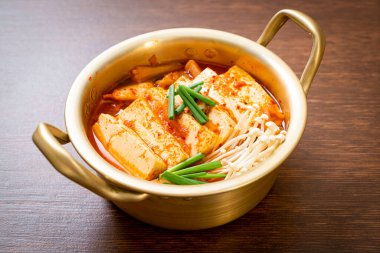 Yumuşak Tofulu Kimchi Çorbası veya Kore Kimchi Güveci - Kore Yemekleri Geleneksel Tarzı