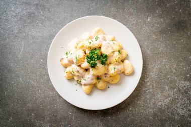 Mantar krem soslu ve peynirli Gnocchi İtalyan yemek tarzı.