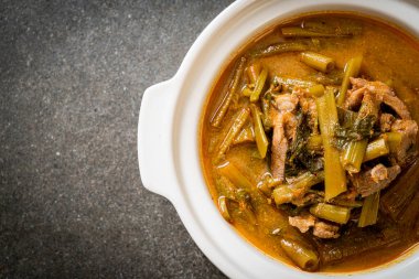 Sabah ihtişamıyla Tayland usulü domuz eti.