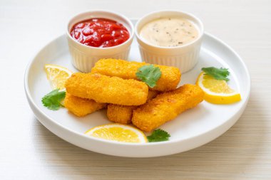 Kızarmış balık çubuğu ya da soslu patates kızartması.