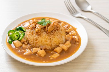 Kahverengi soslu tavuk mu yoksa pirinç soslu sos mu? Asya tarzı.