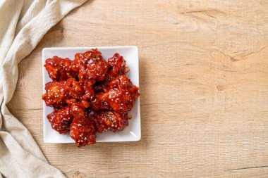 Kore usulü soslu kızarmış tavuk.