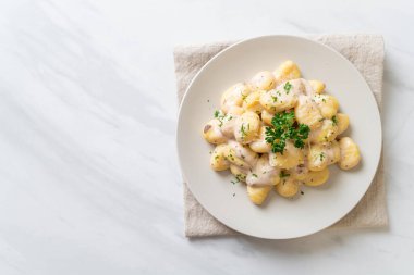 Mantar krem soslu ve peynirli Gnocchi İtalyan yemek tarzı.