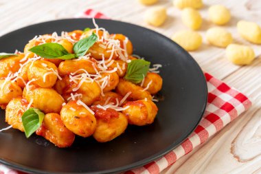 Peynirli domates soslu gnocchi - İtalyan yemeği tarzı.