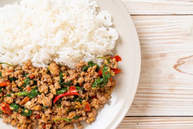 Tayland usulü kızarmış fesleğen, kıymalı domuz ve biberli pilav. Tayland usulü.