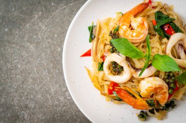 Baharatlı erişteyi deniz yemeğiyle karıştır (Pad Cha Talay) - Tayland yemeği tarzı