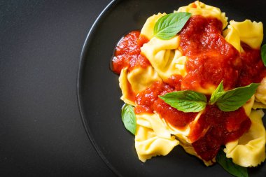 Domates soslu İtalyan tortellini makarnası - İtalyan yemeği tarzı.